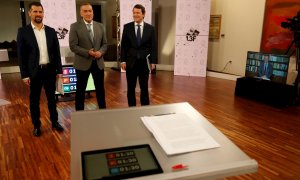 El candidato del PP, Alfonso Fernández Mañueco (2d), el del PSOE, Luis Tudanca (i), y el de Ciudadanos, Francisco Igea (d. en un monitor para participar de forma telemática), con el periodista y moderador Xabier Fortes, antes del debate electoral para los