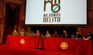 Vista de los ponentes en el Ateneo de Madrid en el acto organizado por la plataforma No Somos Delito.