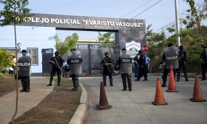 Imagen de archivo.  Varios agentes antidisturbios en las afueras de la Dirección de Auxilio Judicial Complejo Policial Evaristo Vásquez, en Managua.