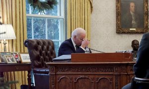 El presidente de Estados Unidos, Joe Biden, habla por teléfono con su homólogo en Ucrania, Volodymyr Zelenskiy, en la Oficina Oval de la Casa Blanca en Washington, a 9 de diciembre de 2021.