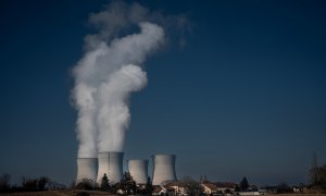 Una fotografía muestra el humo que sale de la planta de energía nuclear de Bugey el 25 de enero de 2022 en Saint-Vulbas, Francia.