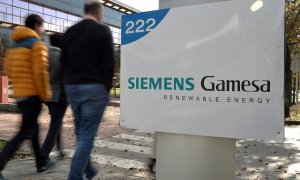 El logo del fabricante de aerogeneradores Siemens Gamesa a la entrada de su sede en la localidad vizcaína de Zumudio, cerca de Bilbao. REUTERS/Vincent West