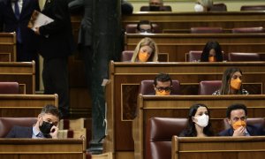 La presidenta nacional de Ciudadanos, Inés Arrimadas, sentada en su escaño durante la sesión de hoy en el Congreso de los Diputados.