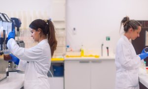 Dues investigadores en un laboratori el 15 de desembre del 2021.