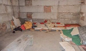 El interior de una celda de prisioneros en Izolyatsia