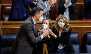 03/02/2022.- El presidente del Gobierno, Pedro Sánchez, la ministra de Economía, Nadia Calviño, la ministra de Trabajo, Yolanda Díaz, y la ministra de Hacienda, María Jesús Montero, en se abrazan para celebrar la convalidación de la reforma laboral. — Ale