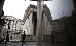 La sede del Banco de Inglaterra, en la City londinense, se refleja en un espejo. REUTERS/Henry Nicholls