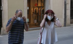 06/2021 - Dues persones amb mascareta a Girona, en una imatge de juny de 2021.