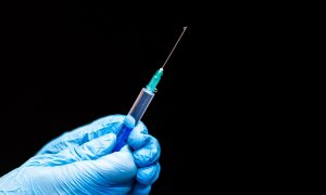 04/02/2022-Un médico prepara una inyección de vacuna contra la covid 19 durante una campaña de vacunación en Austria (11/03/2021).