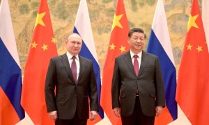 El presidente chino Xi Jinping recibe a su homólogo ruso Vladimir Putin antes de su reunión conjunta, a 4 de febrero de 2022.