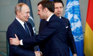 El presidente ruso Vladimir Putin le da la mano al presidente francés Emmanuel Macron durante la cumbre de Libia en Berlín, Alemania