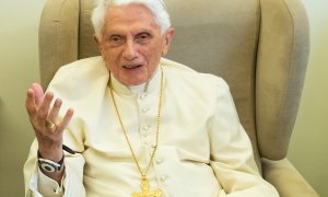 8/2/22-El Papa emérito Benedicto XVI durante una reunión con el Ministro Presidente de Baviera, Markus Soeder (01/06/2018), en el Vaticano.