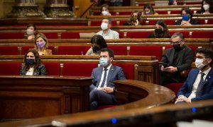 El presidente de la Generalitat, Pere Aragonés, y la consellera de la Presidencia, Laura Vilagrà, en un pleno en el Parlament, a 3 de febrero de 2022, en Barcelona.