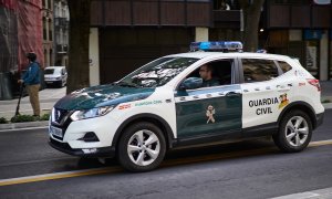 Un coche de la Guardia Civil patrulla las calles durante el día 54 del estado de alarma en Pamplona, a 7 de mayo de 2020.