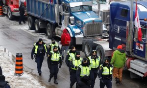 La Policía patrulla cerca de los protestantes que continúan bloqueando con los camiones la ciudad de Ottawa (Cánada). (08/02/21)