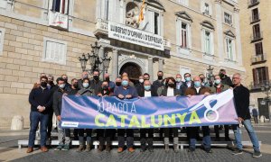 Alcaldes dels ajuntaments que donen suport a la campanya per la sobirania fiscal en un acte a la plaça Sant Jaume.