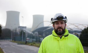 Marcos Higinio Prieto, uno de los trabajadores de la central térmica de As Pontes, posa en el exterior de la planta. REUTERS/Miguel Vidal