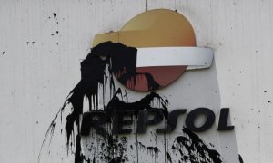Logo de la sede de Repsol Perú manchada por petróleo por manifestantes contra el vertido.