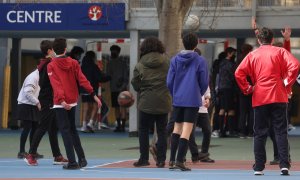 Un grupo de niños juegan al baloncesto en el patio del colegio, en el colegio Blanca de Castilla, a 10 de febrero de 2022, en Madrid.