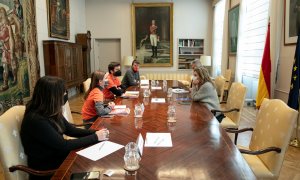 La delegación del Sindicat de Llogateres de Catalunya y del Sindicato de Inquilinas de Madrid durante su reunión este viernes con la ministra de Transportes, Movilidad y Agenda Urbana, Raquel Sánchez.