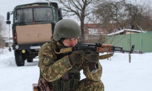 Una foto del folleto proporcionada por el servicio de prensa de la Guardia Nacional muestra a los militares de la Guardia Nacional de Ucrania participando en ejercicios tácticos y especiales dentro de los ejercicios del personal de comando en un pueblo ce