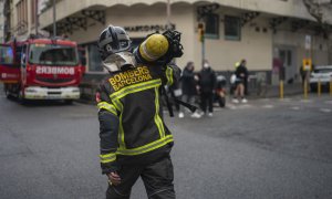 Un bombero en el Hotel Coronado de Nou de la Rambla de Barcelona, donde se ha producido un incendio, a 12 de febrero de 2022, en Barcelona