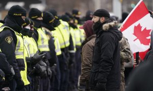 La policía canadiense se despliega el 12 de febrero de 2022 para mover a los manifestantes que bloquean el acceso al Puente Ambassador