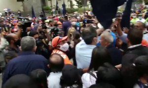 Cientos de venezolanos se manifiestan junto a Guaidó en las calles de Caracas