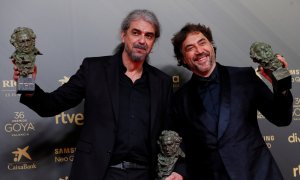 12/02/2022 El director Fernando León de Aranoa y el actor Javier Bardem posan con los Goya conseguidos en la gala de la 36 edición de los Premios Goya que se ha celebrado en el Palau de les Arts de Valencia