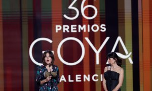 La directora afgana Sahraa Karimi (i) y la actriz Marian Álvarez durante la gala de la 36 edición de los Premios Goya