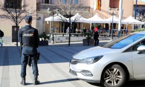 Imatge d'un agent davant l'Ajuntament de Cornellà de Llobregat