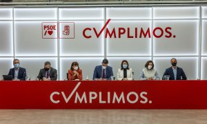 El secretario general del PSOE y presidente del Gobierno, Pedro Sánchez (c), junto a otros dirigentes socialistas durante la reunión de la Ejecutiva del partido, este lunes en la sede madrileña de Ferraz.