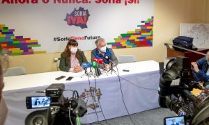 14/02/2022.- El candidato de la agrupación de electores de Soria ¡Ya!, José Ángel Ceña (d) y la número dos del partido Vanessa García (i) durante una rueda de prensa celebrada este lunes en Soria tras las elecciones regionales de ayer en Castilla y León.