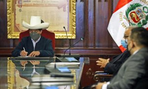 14/2/22-Pedro Castillo, presidente de Perú, firmando documentos durante una reunión con Anibal Torres, actual primer ministro, en Lima a 6 de septiembre de 2021.