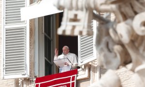 El Papa Francisco durante el rezo del Ángelus en la Plaza de San Pedro, Ciudad del Vaticano, 13 de febrero de 2022.