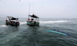 09/02/2022 Pescadores limpian el agua después de que Repsol de España derramara más de 10.000 barriles de petróleo crudo en el Océano Pacífico