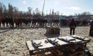 Ucranianos asisten a un entrenamiento militar abierto para civiles organizado por activistas del Sector de la Derecha en Kiev, Ucrania, el 13 de febrero de 2022.