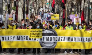 13/02/2022.- Un grupo de manifestantes, convocados por más colectivos sociales, se han concentrado este domingo ante la sede de la Delegación del Gobierno en la avenida Alfonso X El Sabio para exigir una reforma de la Ley de Seguridad Ciudadana, conocida