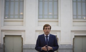 El alcalde de Madrid, José Luis Martínez-Almeida, atiende a los medios de comunicación, en el Patio de Cristal del Palacio de Cibeles, a 17 de febrero de 2022, en Madrid.