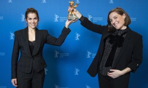 La directora de cinema Carla Simón, a la dreta, mostra l'Os d'Or de la Berlinale aconseguit amb el film 'Alcarràs'.