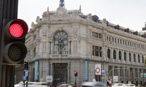 Un semáforo en rojo cerca del edificio del Banco de España, en el centro de  Madrid. E.P./Eduardo Parra