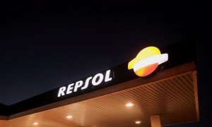 El  logo de la petrolera Repsol en una estación de servicio en Barcelona. REUTERS/Nacho Doce