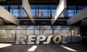 El logo de la petrolera Repsol en la entrada de su sede en Madrid. REUTERS/Andrea Comas