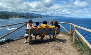 Mujeres-ocio: Un grupo de mujeres ante la costa asturian