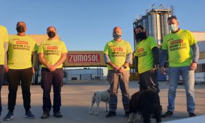 Personas con camisetas de protesta por la situación de los trabajadores de Zumosol