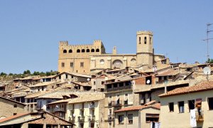 La iglesia de Santa María, en la que estaba destinado mosén Jesús, domina con el castillo el casco urbano de Valderrobres.