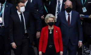 El presidente del Consejo Europeo, Charles Michel, el presidente francés, Emmanuel Macron, y la presidenta de la Comisión Europea, Ursula von der Leyen, participan en una cumbre Unión Europea