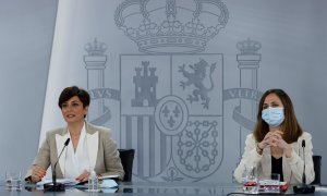 La ministra de Política Territorial y portavoz del Gobierno, Isabel Rodríguez (i) y la ministra de Derechos Sociales, Ione Belarra (d) durante la rueda de prensa tras el Consejo de Ministros celebrado este viernes en La Moncloa.