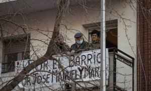 José Manuel Moreno, de 79 años, observa el despliegue policial para ejecutar su desahucio en el barrio de Carabanchel de Madrid.