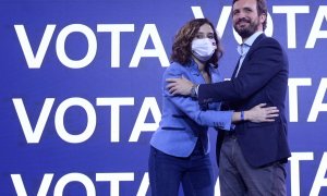 El presidente del PP, Pablo Casado junto a la presidenta de la Comunidad de Madrid, Isabel Díaz Ayuso, se saludan en el acto de cierre de campaña a la presidencia de la presidencia de la Junta de Castilla y León